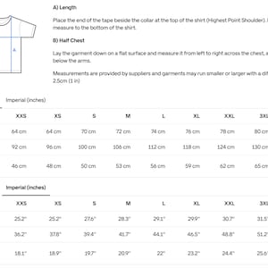 Puede incluir: Una tabla de tallas para camisetas que muestra un dibujo lineal de una camiseta con las etiquetas A para el largo y B para el medio pecho. La tabla proporciona medidas en cent&iacute;metros y pulgadas para tallas de la XXS a la 4XL, con una tolerancia de +/- 2,5 cm.