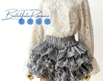 Op de afbeelding: Een crèmekleurige kanten blouse met lange mouwen en een grijze rok met ruches. De rok heeft meerdere lagen stof. De tekst "BalletTutu Romance" en "Etsy" zijn zichtbaar in de afbeelding.
