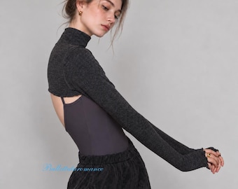 Könnte beinhalten: Ein dunkelgrauer Langarm-Bolero mit hohem Rollkragen und eng anliegenden Ärmeln, getragen über einem unifarbenen dunkelgrauen Tanktop und einer schwarzen Hose. Der Text "ballettoromance" ist in blauer Schrift unten links sichtbar.