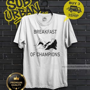 Frühstück der Champions – Sexy-Shirt-Geschenk, Sarkastisches Shirt, Unangemessener Humor für Erwachsene, Trendiges Grafik-T-Shirt, Witziges Humor-Shirt für Erwachsene – Outfit 0