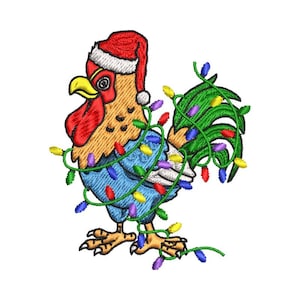 Puede incluir: Imagen bordada de un gallo con gorro de Papá Noel y luces navideñas. El gallo tiene cresta y barbilla rojas, pico amarillo y camisa azul. Las luces navideñas son verdes, rojas, amarillas, azules y moradas.