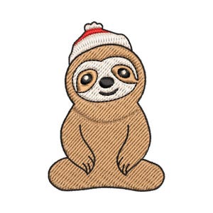 Può includere: Toppa ricamata di un bradipo dei cartoni animati con un cappello di Babbo Natale rosso e bianco. Il bradipo è marrone con un viso beige, occhi neri e un naso nero. La toppa è progettata per essere cucita o stirata sul tessuto.