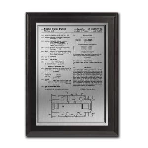以下が含まれることがあります： 額縁に入った米国特許文書。文書は、黒いテキストと技術図面を備えた銀色の金属プレートを備えています。フレームは黒です。特許番号はUS 11,697,999 B2で、日付は2023年7月11日です。