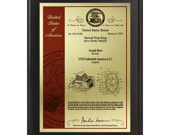 Puede incluir: Placa de patente de Estados Unidos enmarcada. La placa presenta una placa dorada con texto y diagramas, incluido el título "Shroud Wear Ring for a Work Vehicle". El marco es negro e incluye el sello de la patente de Estados Unidos.
