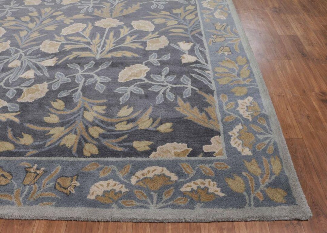 Handmade Oriental Wool Area Rug: Traditional Tufted Floral Design