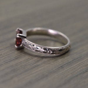 Granatring, Sterling Silber, Smaragdschnitt Solitaire, Red Gemstone Milgrain Band, Fitz Ring Bild 5