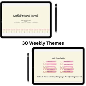 Op de afbeelding: Twee digitale tablets met een wekelijks devotioneel journaal en een checklist voor wekelijkse thema's. Het journaalscherm toont tekst en bloemmotieven. De checklist heeft roze vakken.