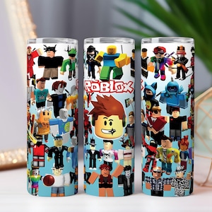 Könnte beinhalten: Drei zylindrische Becher mit Roblox-Motiv. Jeder Becher ist mit farbenfrohen Roblox-Charakteren auf hellblauem Hintergrund bedeckt. Das Roblox-Logo und ein Cartoon-Avatar sind auf einem Becher prominent dargestellt. Diese Becher sind ideal für Fans des beliebten Online-Spiels.