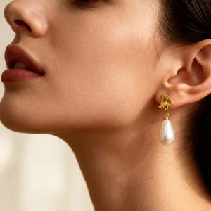 Personalized Arabic Calligraphy Earrings – Gold Initial with Pearl Drop Earrings, Silver Pearls