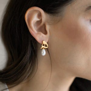 Personalized Arabic Initial Earrings – 24k Gold Plated Pearl Drop