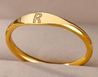 Anillo con inicial personalizado: banda minimalista con nombre y letra (plata y oro)