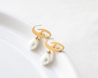 Personalized Arabic Calligraphy Earrings – Gold Initial with Pearl Drop