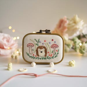 Besticktes Schmuckkästchen mit Spiegel – Igel und Wildblumen Design – Leinen Schmuckschatulle für Naturliebhaber, Geburtstag