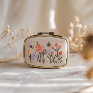 Bestickte Schmuckschatulle mit Spiegel - handgemachte Schmuckschatulle aus Leinenblumen