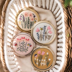 Floral Embroidered Compact Mirror – Handcrafted Pocket Mirror, Bridesmaid Gift, Wedding Favors, Vintage Makeup Mirror, Cute Gift for Her