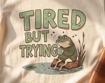 Shirt 'Tired But Trying' met T-shirt Frog-afbeelding — Grillige Cottagecore Mental Health-top