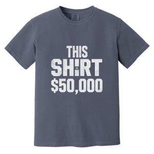 Puede incluir: Una camiseta azul pizarra con el texto "THIS SHIRT IS $50,000" impreso en blanco, con letras desgastadas. La camiseta tiene cuello redondo y mangas cortas. La tela parece ser una suave mezcla de algod&oacute;n.