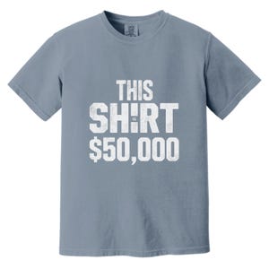 Puede incluir: Camiseta azul polvoriento con el texto blanco "THIS SHIRT IS $50,000". La camiseta tiene mangas cortas y cuello redondo. El texto tiene un aspecto vintage.