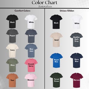 Puede incluir: Carta de colores de ZestoraTees, con camisetas Comfort Colors y Unisex Gildan en varios colores. Los colores incluyen negro, blanco, pimienta, mezclilla, marfil, azul vaquero, musgo, baya crujiente, &ntilde;ame y flor.