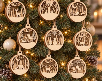 Könnte beinhalten: Ein Set aus neun runden Weihnachtsanhängern aus Holz mit filigranen, lasergeschnittenen Schichtmotiven wie Hirschen, Schneemännern, Bären, Hütten und Schlitten, die jeweils an einer dünnen Kordel aufgehängt sind.