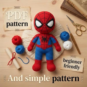 Könnte beinhalten: Eine gehäkelte Spider-Man-Puppe aus rotem und blauem Garn mit einem schwarzen Spinnenemblem auf der Brust. Das Bild enthält den Text PDF pattern, beginner friendly und And simple pattern sowie Wollknäuel, eine Schere und eine Häkelnadel.