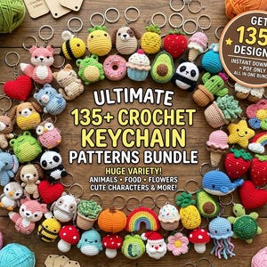 Può includere: Una collezione di vari piccoli portachiavi all'uncinetto con animali, cibo, fiori e personaggi disposti in cerchio. Il testo al centro recita: ULTIMATE 135+ CROCHET KEYCHAIN PATTERNS BUNDLE. Un badge nell'angolo recita: GET 135+ DESIGNS!