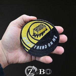 Liberty Lego Don’t Tread on Me - Gestickter Lego Meme Aufnäher | Freiheitssymbol | Bügelbild Klettverschluss | 10cm - 10cm Rund