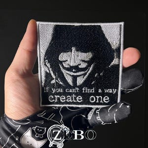 Anonymer Masken-Moral-Aufnäher - „If You Can’t Finde einen Weg, kreiere einen“ | 4 "x 4" Black & White Gestickter Aufnäher | Klettverschluss / Aufbügeln / Annähen
