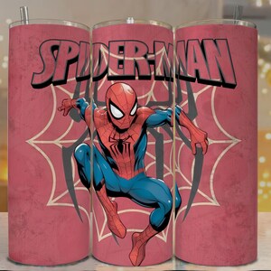 Op de afbeelding: Een rode beker met de superheld Spider-Man. Het ontwerp bevat het woord "SPIDER-MAN" in grote, rode letters, een spinnenweb en een afbeelding van Spider-Man in zijn klassieke rood-blauwe pak.