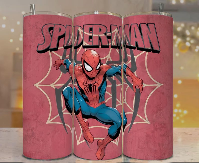 Op de afbeelding: Een rode beker met de superheld Spider-Man. Het ontwerp bevat het woord "SPIDER-MAN" in grote, rode letters, een spinnenweb en een afbeelding van Spider-Man in zijn klassieke rood-blauwe pak.