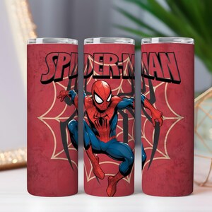 Op de afbeelding: Een rode beker met het Spider-Man-logo en een afbeelding van Spider-Man in actie. De beker heeft een rode achtergrond met een spinnenwebontwerp. De woorden "SPIDER-MAN" staan in het rood bovenaan.