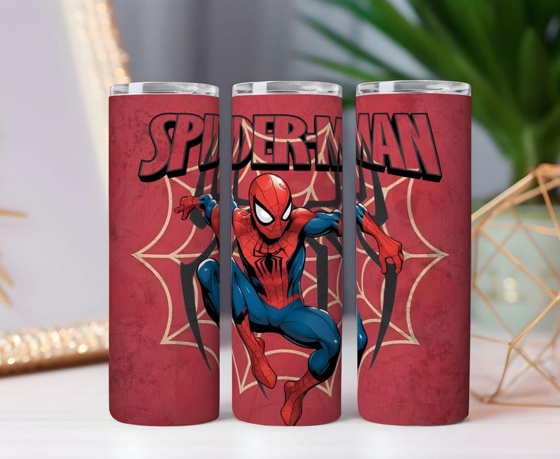 Op de afbeelding: Een rode beker met het Spider-Man-logo en een afbeelding van Spider-Man in actie. De beker heeft een rode achtergrond met een spinnenwebontwerp. De woorden "SPIDER-MAN" staan in het rood bovenaan.