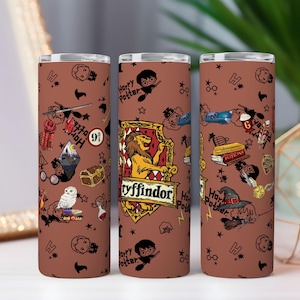 Puede incluir: Tres vasos cilíndricos marrones con un patrón repetido de ilustraciones temáticas de Harry Potter. Los diseños incluyen el escudo de Gryffindor, Harry Potter, una snitch dorada y otras imágenes icónicas de la serie.