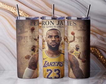 Pacote com 2 adesivos para copo térmico com lendas do basquete em PNG, designs para sublimação de copos finos de 590ml, nas cores roxo e dourado, download instantâneo.