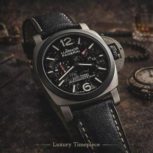 Może przedstawiać: Zbliżenie luksusowego zegarka z czarną tarczą i skórzanym paskiem. Na tarczy widnieje nazwa marki "Luminor Panerai" i inne teksty. Zegarek leży na ciemnej powierzchni z innymi akcesoriami.