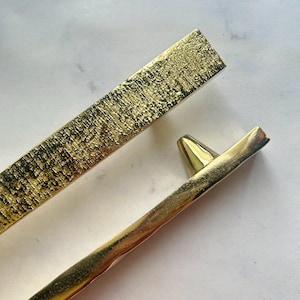 La longue barre d'or tire la texture du bois flotté, poignée en aluminium faite main de coffret de fonte en métal