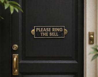 Op de afbeelding: Een rechthoekig zwart metalen bord met een getextureerd oppervlak en verhoogde goudkleurige letters met de tekst PLEASE RING THE BELL. Het bord heeft afgeronde uiteinden met schroefgaten voor montage op een donkere deur.