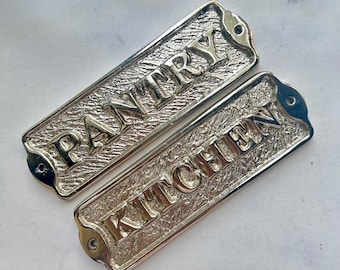 Metalowy znak spiżarni z wykończeniem niklowym, odlew aluminiowy