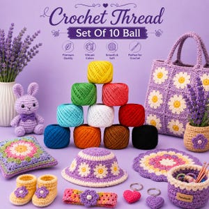 Può includere: Un set di 10 gomitoli di filo per uncinetto in vari colori, tra cui giallo, verde, rosso, blu, bianco, arancione, marrone e nero. Il set è mostrato insieme ad articoli all'uncinetto come un coniglietto, una borsa, un cappello e un cestino.