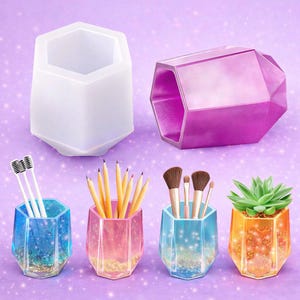 Puede incluir: Una colección de recipientes hexagonales de varios colores. Algunos están vacíos, otros contienen objetos como cepillos de dientes, lápices y brochas de maquillaje. Un recipiente contiene una pequeña planta suculenta. Efecto brillante.