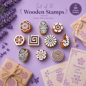 Può includere: Un set di dieci timbri in legno con disegni unici, tra cui motivi floreali e geometrici. I timbri sono marroni con disegni bianchi. Il testo recita "Set of 10 Wooden Stamps. Create. Stamp. Decorate."