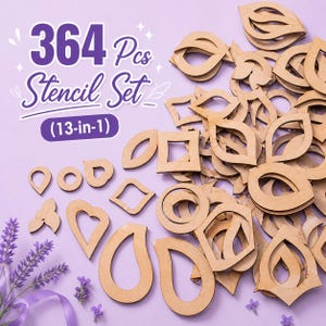 Op de afbeelding: Een verzameling van 364 houten sjablonen in diverse vormen, waaronder druppels, cirkels en bladeren, gerangschikt op een lavendelkleurig oppervlak. De set bevat 13 verschillende ontwerpen. De tekst op de afbeelding luidt "364 Pcs Stencil Set (13-in-1)".