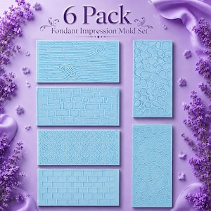 Può includere: Un set di 6 stampi per impressione fondente composto da tappetini rettangolari in silicone azzurro con varie texture in rilievo, tra cui venature del legno, pietra, motivi geometrici, mattoni, ciottoli e volute floreali, etichettato 6 Pack Fondant Impression Mold Set.