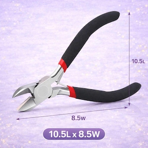 以下が含まれることがあります： 黒いクッションハンドルと赤いアクセントが付いた斜め切断プライヤー。 このツールは、切断エッジを備えたシルバーです。 寸法は長さ26.7cm、幅21.6cmです。