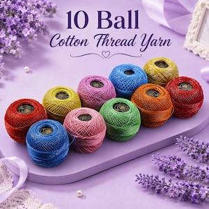 Puede incluir: Diez ovillos de hilo de algodón en varios colores, incluyendo rojo, amarillo, rosa, azul, naranja y verde. Cada ovillo tiene una etiqueta circular negra en la parte superior. El texto 10 Ball Cotton Thread Yarn aparece en morado.