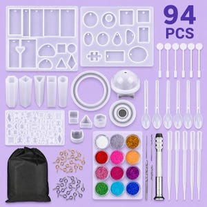 Könnte beinhalten: Ein umfassendes Harz-Kunst-Set mit Formen, Glitzer, Werkzeugen und Zubehör. Enthält verschiedene Silikonformen in unterschiedlichen Formen, Glitzertöpfe in mehreren Farben, Mischwerkzeuge und eine schwarze Aufbewahrungstasche. Der Text "94 PCS" ist sichtbar.