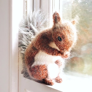 KNITTING PATTERN Red Squirrel image 1