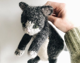 KNITTING PATTERN - Pretty Sitting Kitten