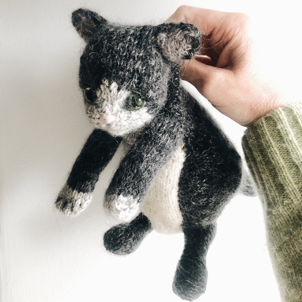 KNITTING PATTERN - Pretty Sitting Kitten