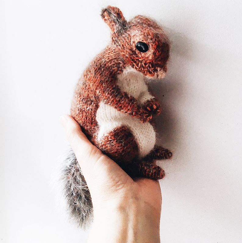 KNITTING PATTERN Red Squirrel image 3